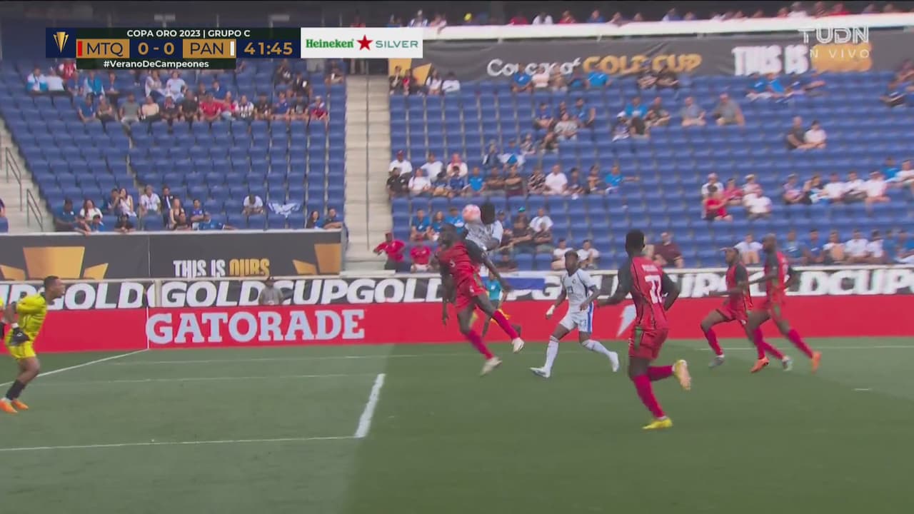 ¡No, no otra vez! Ahora Fajardo desperdicia su remate para el gol