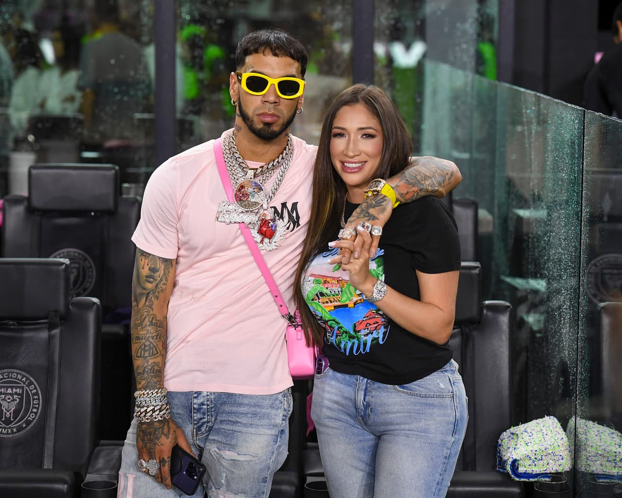 Según el diario peruano El Comercio, Laury Saavedra es de origen venezolano y reside en Miami.
<br>