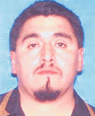 <h3 class="cms-H3-H3">Octaviano Juárez Corro</h3>
<br>
<br>El 29 de mayo de 2006, este mexicano de 47 años, ingresó al South Shore Park a orillas del lago Michigan, donde cientos de personas estaban reunidas para un picnic del Día de los Caídos, incluidas muchas familias con niños, 
<a href="https://www.fbi.gov/wanted/topten/octaviano-juarez-corro" target="_blank">entre ellos la esposa separada de Juárez Corro y su hija de 3 años. </a>
<br>
<br>A pesar de no estar invitado, el fugitivo le exigió a la madre a los gritos ver a su hija. Luego de que la mujer le negó poder convivir con la niña y pedirle que se fuera, Juárez Corro sacó una pistola de su cintura y le disparó a su esposa, así como a la gente que estaba reunida con ella. 
<br>
<br>En total, cinco personas fueron impactadas por las balas y dos de ellas perdieron la vida. Tras el tiroteo, Juárez Corro salió corriendo del parque y, desde entonces permanece prófugo de la justicia. 
<br>
<br>El pasado 8 de septiembre, el FBI lo incluyó en su lista de los delincuentes más buscados y lo considera armado y peligroso. La agencia ofrece una recompensa de hasta 100,000 dólares por cualquier información que conduzca directamente a su arresto. 
<br>
<br>
<br> 
<br>