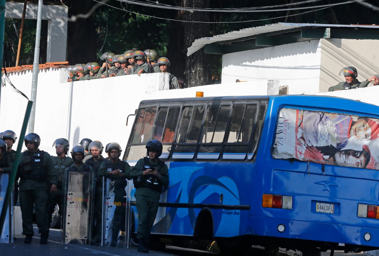 Los cuerpos de seguridad replegaban desde la mañana a los vecinos de la barriada popular de Cotiza, en Caracas, donde se encuentra el comando de la Guardia Nacional que intentaron tomar los soldados durante la madrugada del lunes. Los militares llamaron a través de las redes sociales a que los venezolanos salieran a la calle. Poco después fueron detenidos.