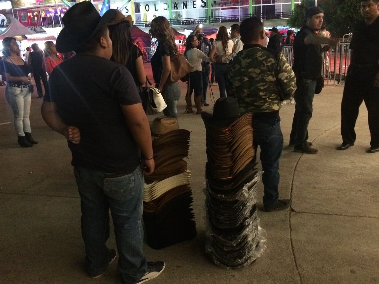 Desde las ocho de la noche la gente comenzó a llegar al palenque paratener el mejor lugar posible. Las tejanas como las que uda Julión se vendían en casi 30 dólares.