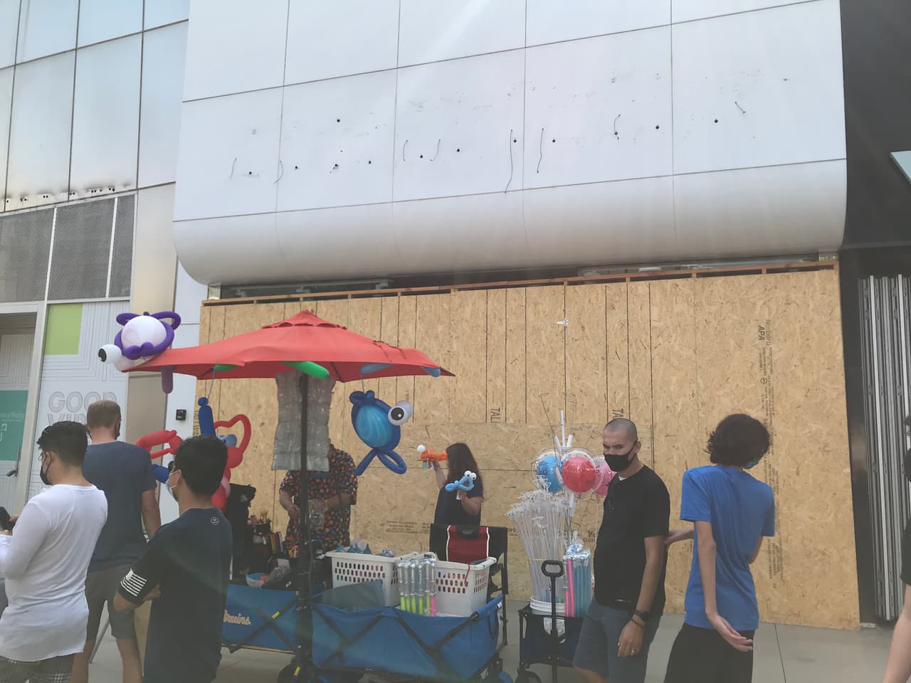 Las vitrinas cubiertas con madera o cartón también forman parte del nuevo escenario en el 'Santa Monica Prominade'