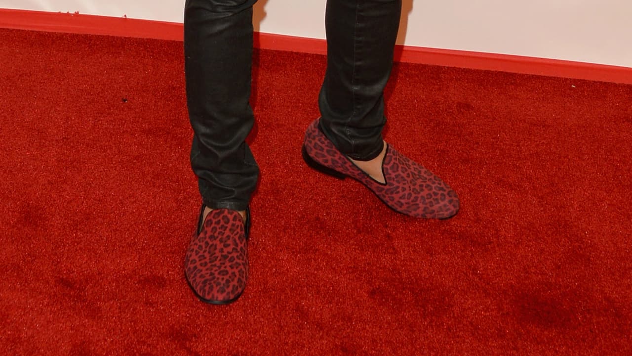En Premios Juventud 2014 portó estos mocasines con estampado animal print en color rojo y negro, por ejemplo.