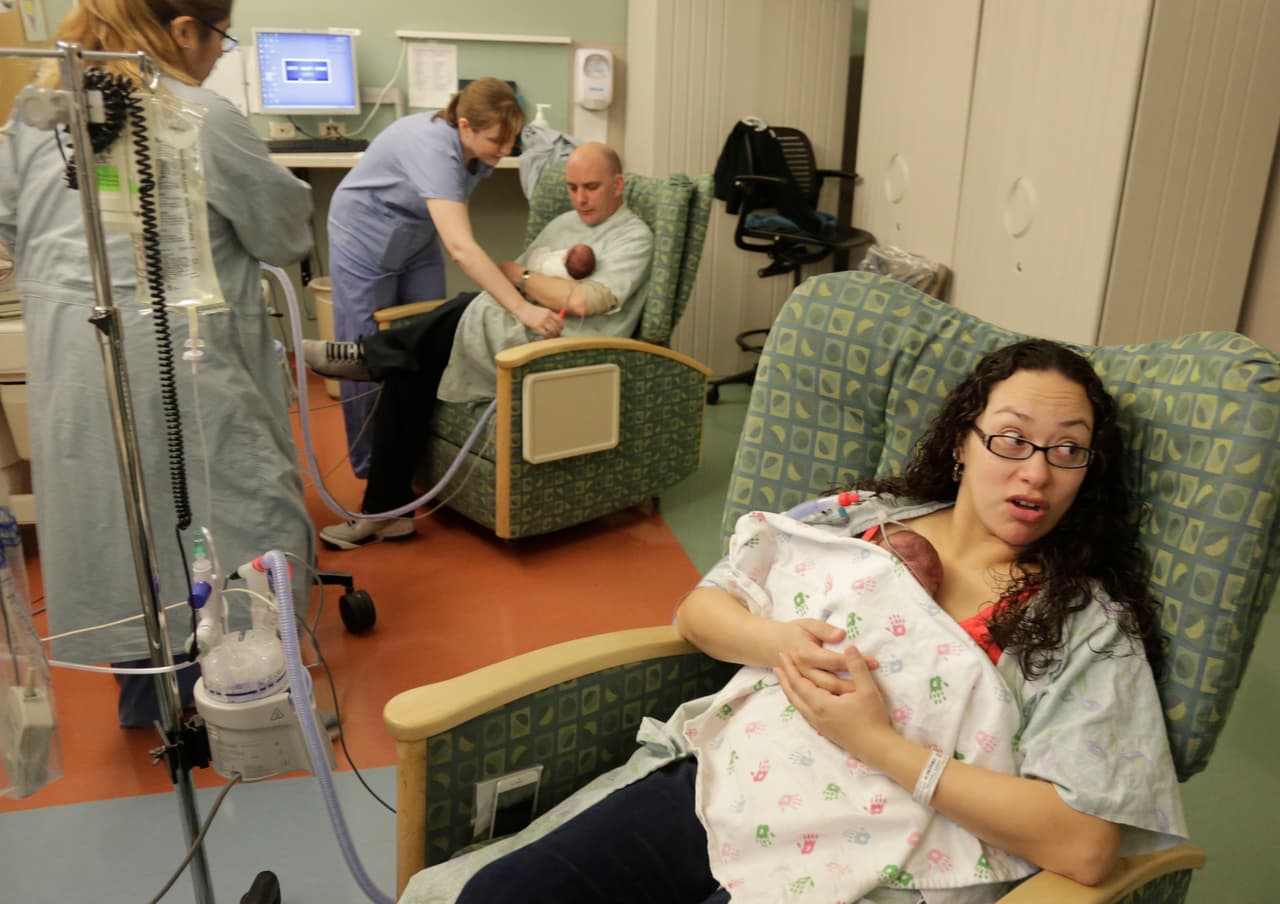 La tasa de embarazo en adolescentes latinas se mantiene estable, mientras disminuye en el resto de los grupos étnicos en Estados Unidos.