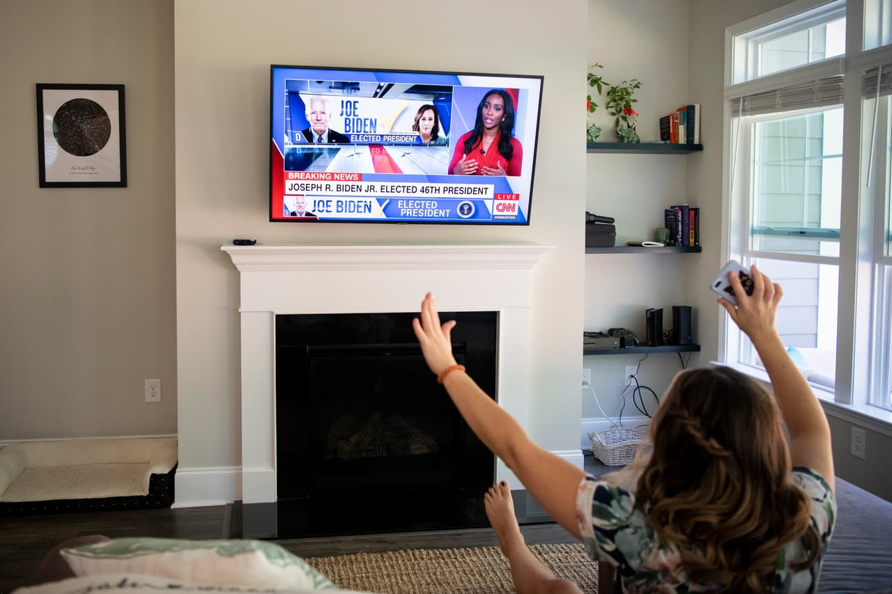 Muchos seguidores del presidente electo recibieron la noticia viendo televisión en sus casas. Biden derrotó al presidente Donald Trump tras una agria campaña electoral que reflejó a su vez una profunda polarización política en el país en medio de la pandemia del coronavirus.