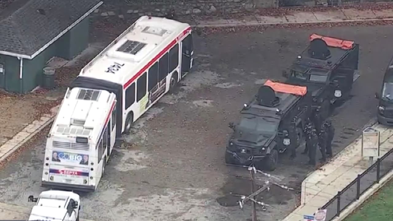 Hombre se atrinchera en autobús de SEPTA afirmando haber asesinado a dos personas