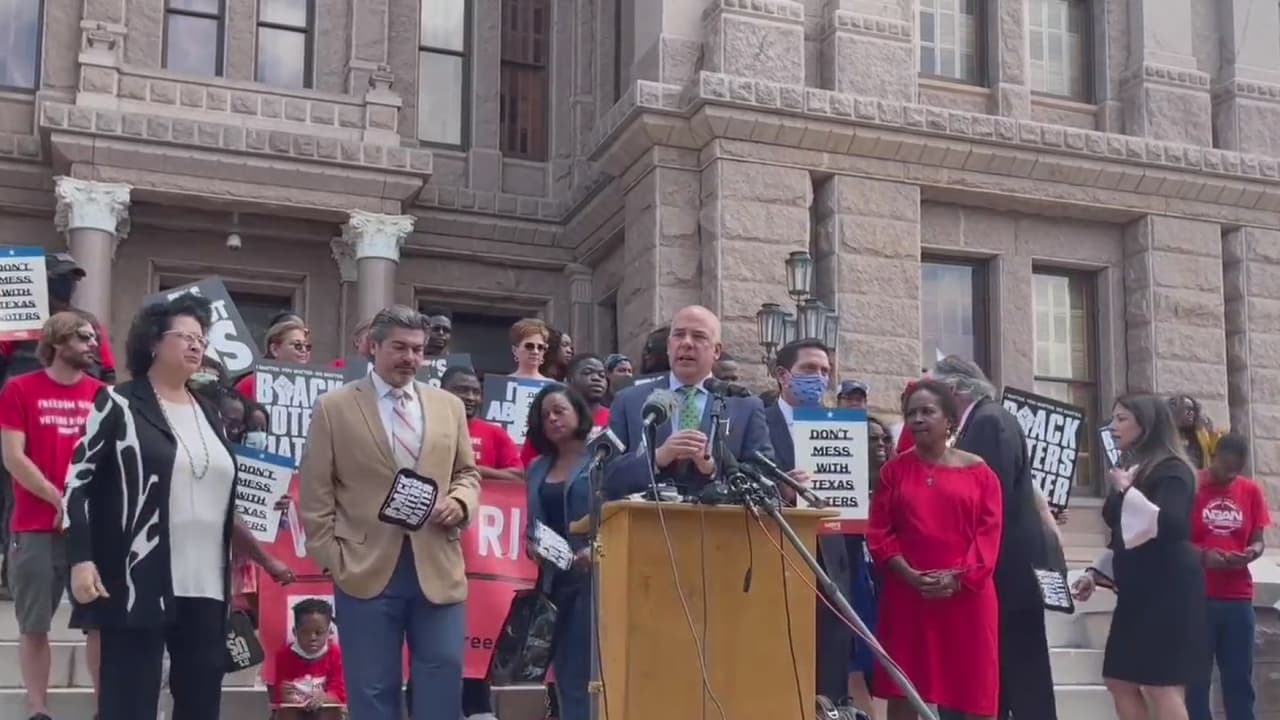 Los demócratas de Texas viajaron hacia Washington D.C. en un intento para 
<a href="https://www.univision.com/local/austin-kakw/democratas-texas-preparan-irse-estado-bloquear-proyecto-elecciones">bloquear la medida que reformaría las elecciones en el estado.</a>