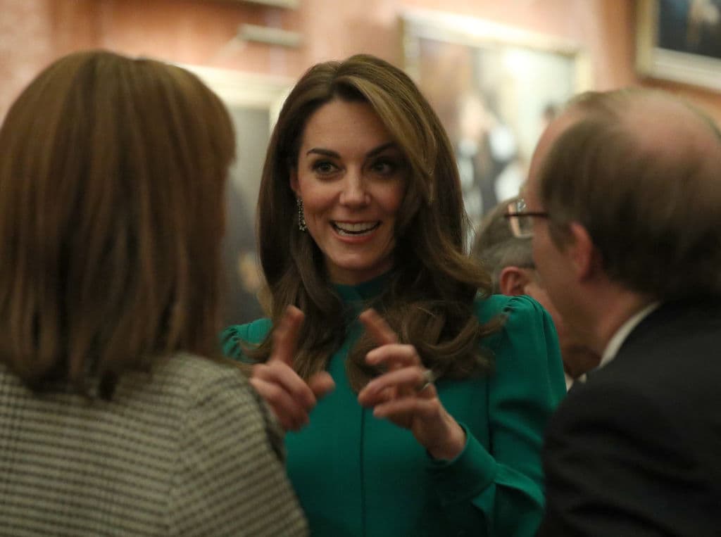 <b><a href="https://www.univision.com/famosos/muestra-kate-middleton-su-lado-maternal-al-visitar-a-huerfanos-en-el-nuevo-centro-que-ayudo-a-construir-fotos">Kate Middleton</a></b> fue una de las asistentes y ayudó a la reina Isabel a que los invitados pasaran un buen rato.
<br>