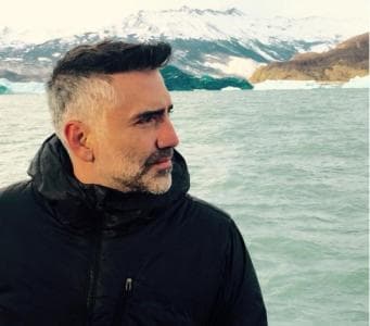 En su cuenta de Instagram, Alex ha cautivado a sus seguidores con diversos estilos, tanto para su cabellera como para lucir bigote y barba, siempre imponiendo moda.