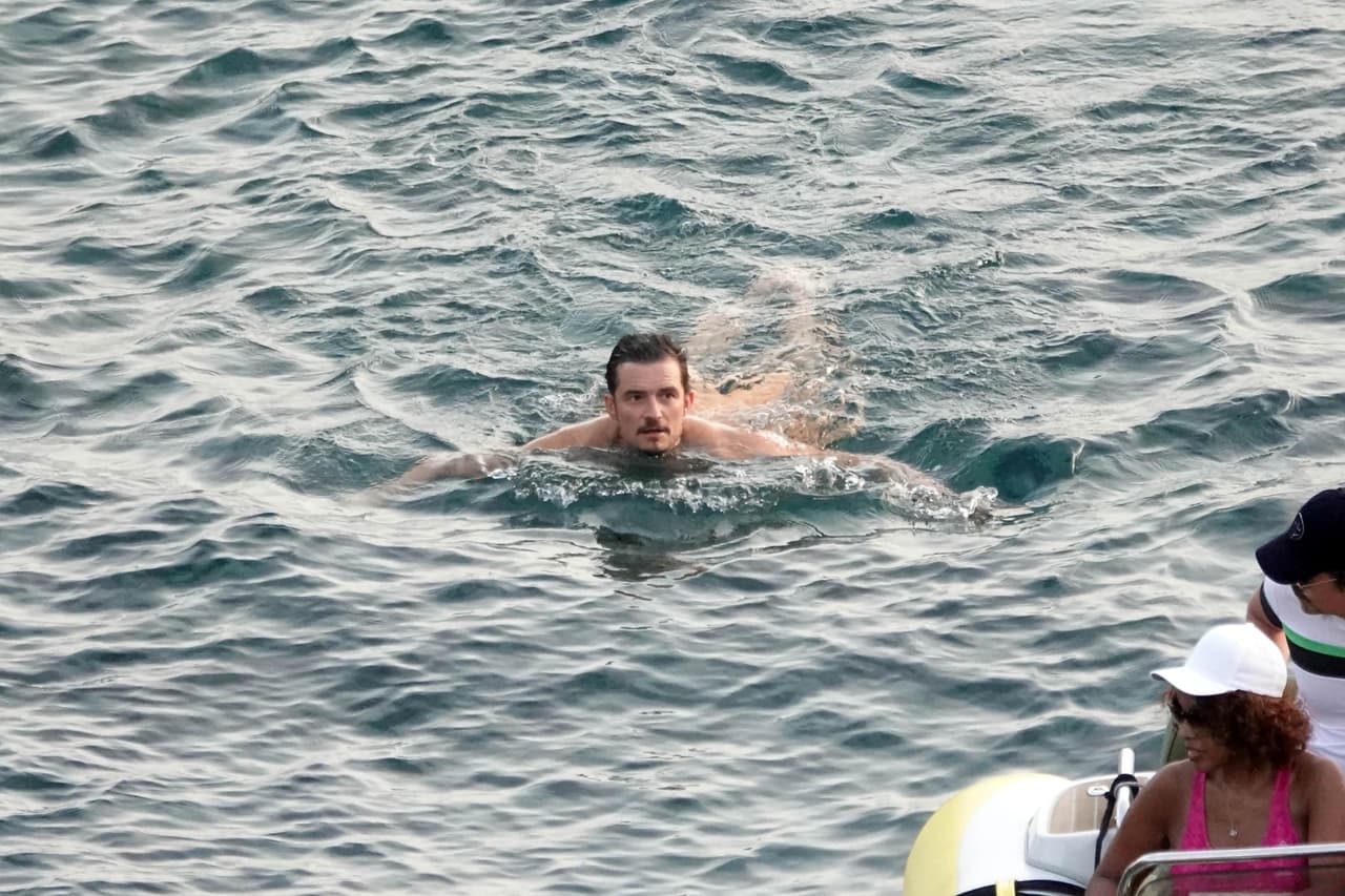 Mientras Perry batallaba con subirse, su prometido 
<b><a href="https://www.univision.com/famosos/orlando-bloom-pone-en-venta-su-casa-tras-entregarle-a-katy-perry-el-anillo-de-5-millones-de-dolares-fotos" target="_blank">Orlando Bloom</a></b> se daba un chapuzón en el mar.