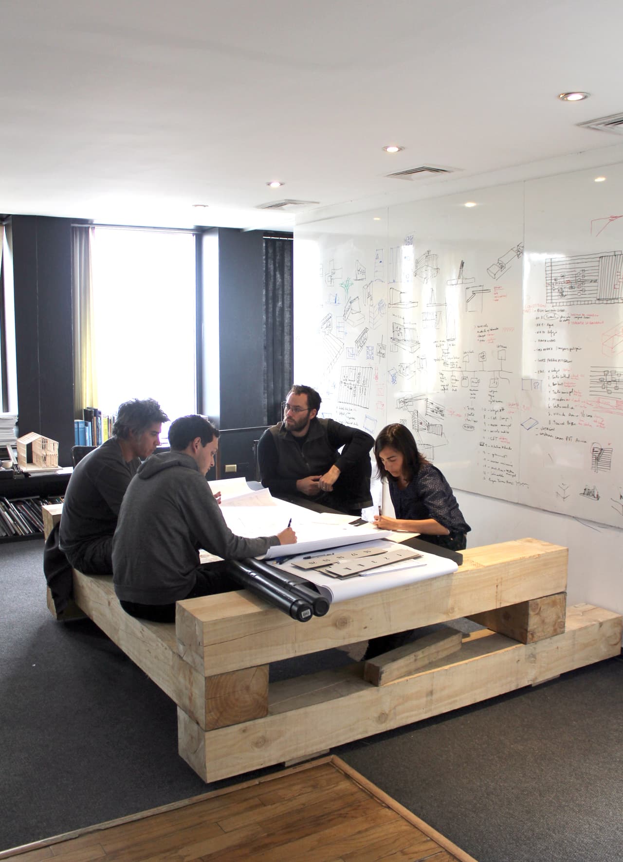 Sesión de trabajo en los talleres de Elemental, Santiago de Chile, 2013.