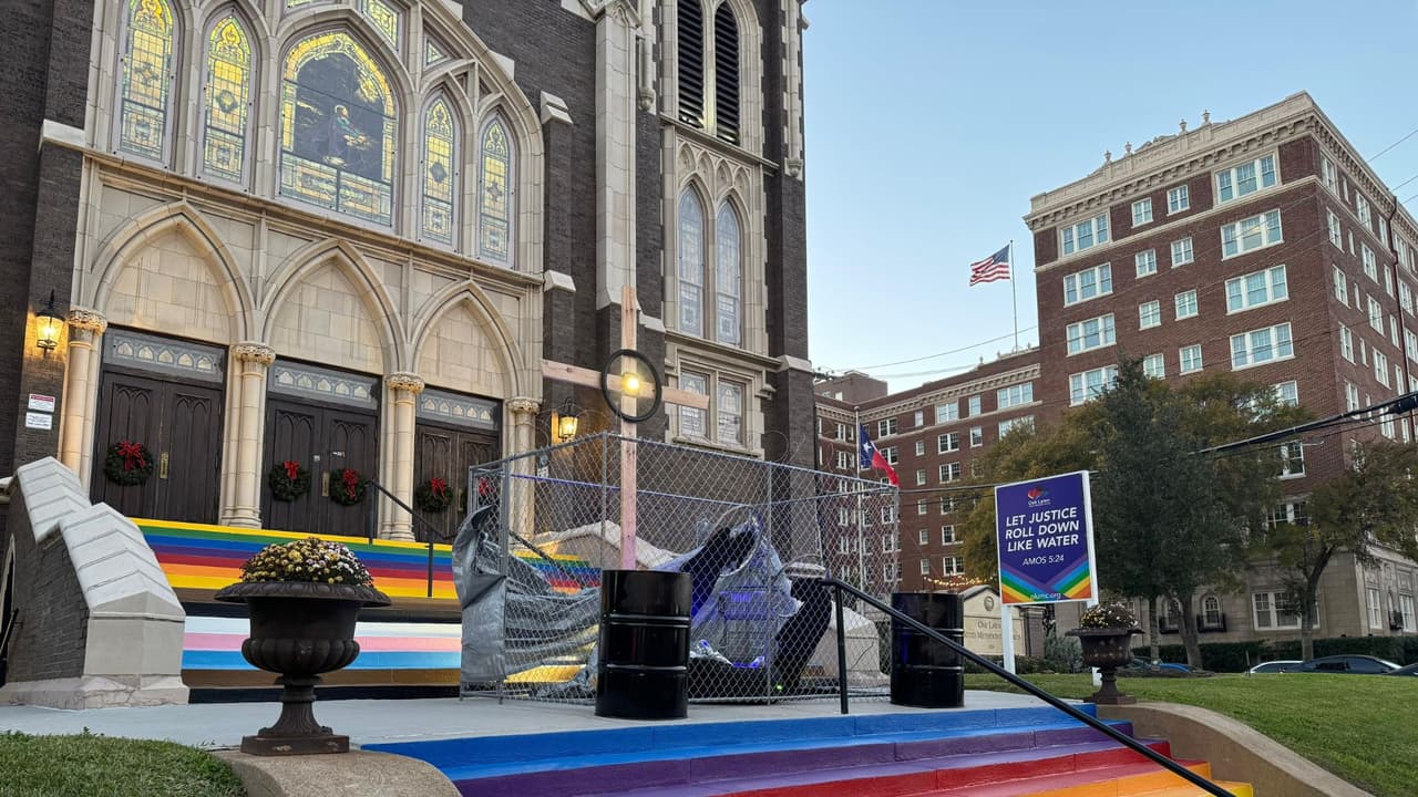 <h3 class="cms-H3-H3">El trabajo diario detrás </h3>Oak Lawn United Methodist Church funciona como
<b>un centro de apoyo para personas migrantes.</b>
<br>En su edificio
<a href="https://www.justserve.org/dallasresponds" target="_blank">opera Dallas Responds</a>, un espacio donde
<b>las familias encuentran comida, ropa, un lugar seguro, orientación básica y acompañamiento. </b>
<br>La congregación tiene más de un siglo y medio de presencia en Dallas.
<br>Sus programas de hospitalidad y servicio comunitario se han fortalecido en los últimos años,
<b> en especial hacia quienes enfrentan desprotección legal o económica.</b>