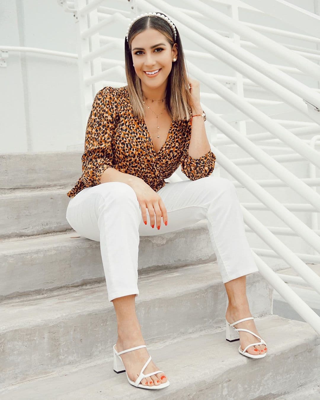 Jessi Rodríguez tiene un excelente sentido de la moda y con este 'outfit' lo demuestra, aquí incluyó una blusa de manga larga con estampado tipo piel de leopardo.
