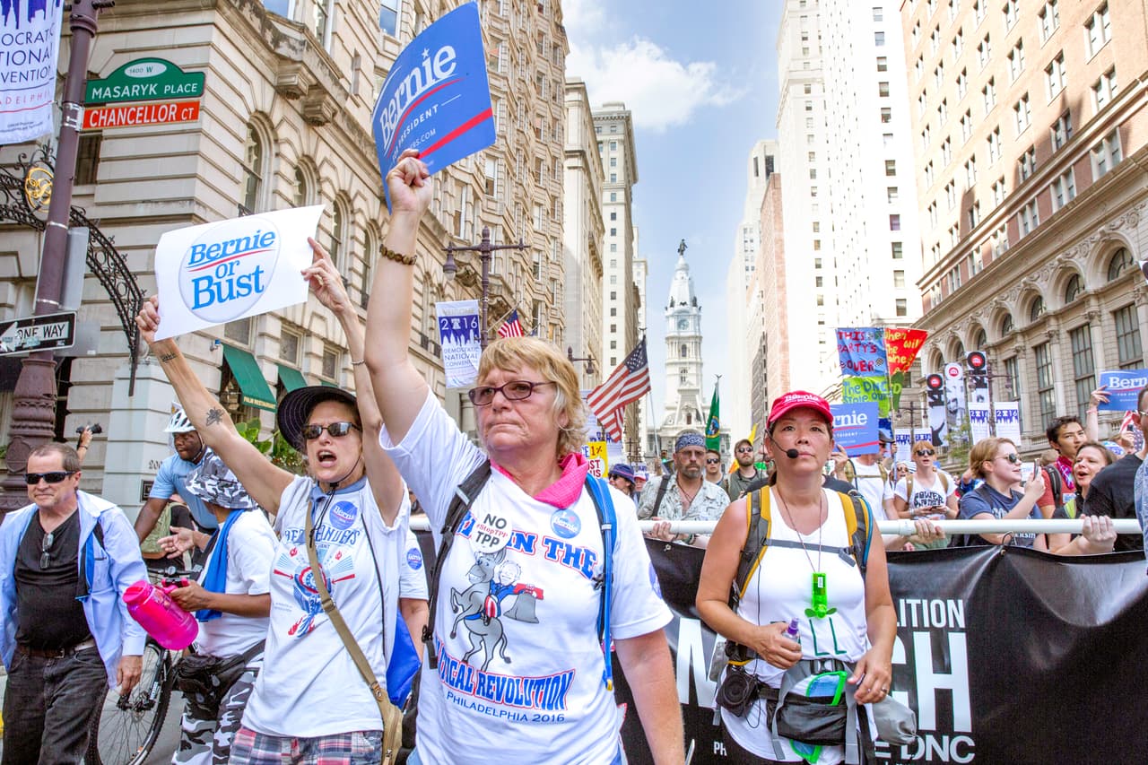 DOMINGO 24 DE JULIO. 3:31 PM. La marcha, pacífica, mostró a algunos partidarios de Sanders visiblemente molestos.