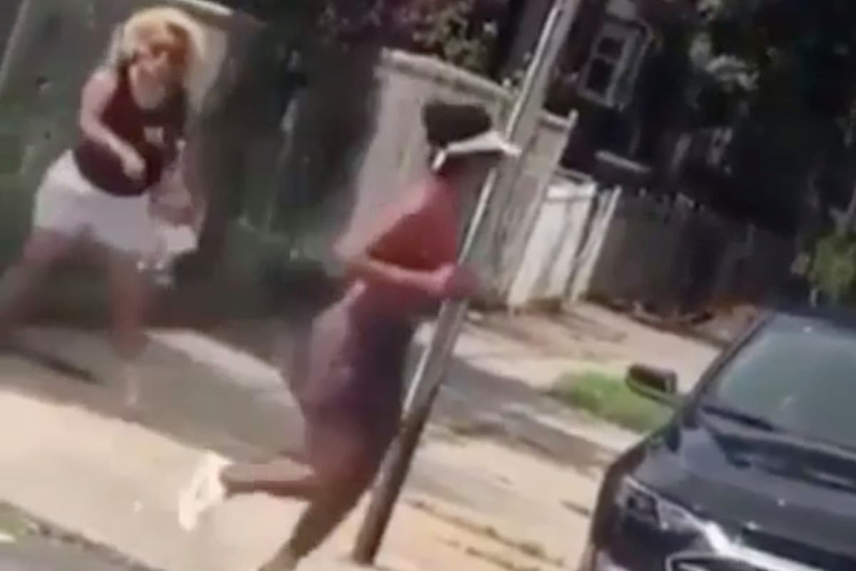 Mujer es grabada lanzando comentarios racistas a una corredora en Queens