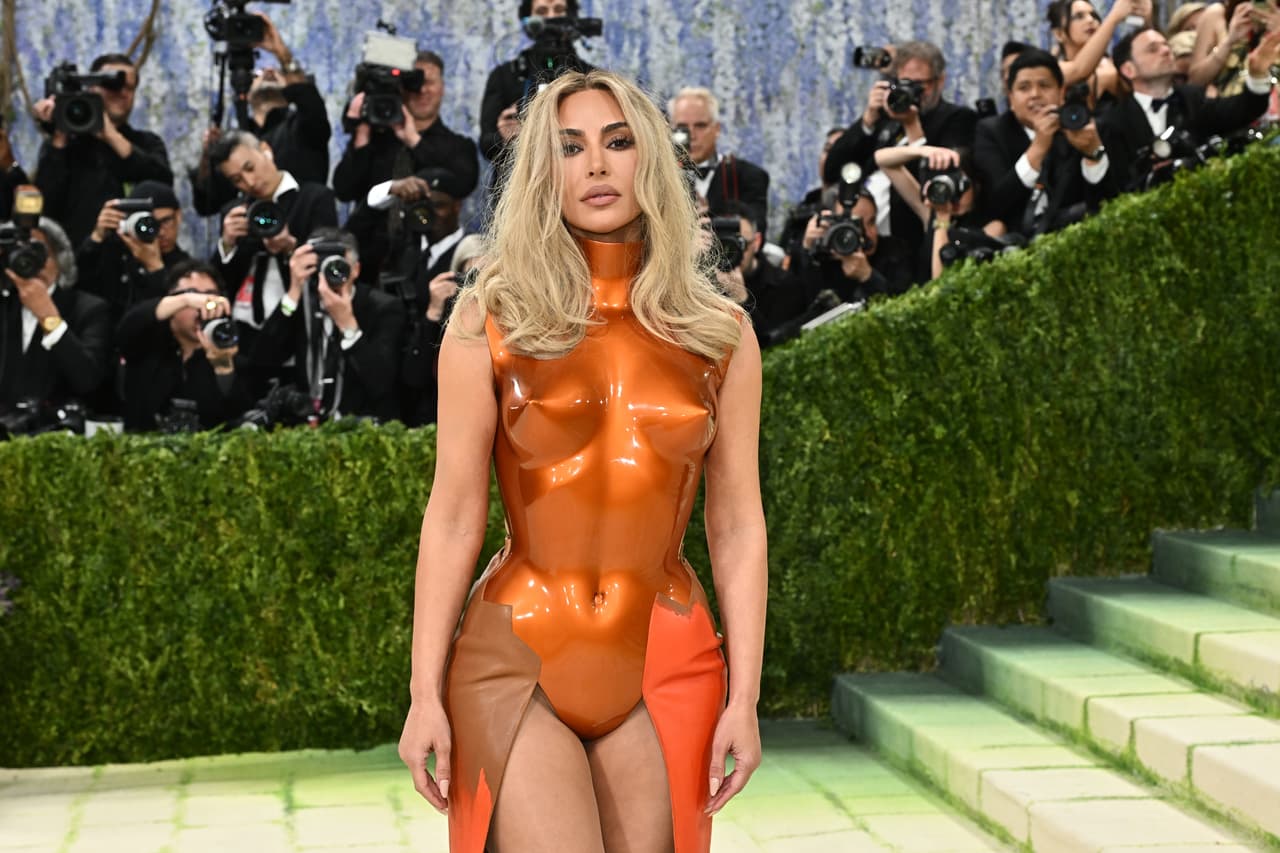 Kim Kardashian, conocida por sus elecciones de moda que realzan su figura, lució una placa corporal metálica de color naranja brillante de los años 60 diseñada por Allen Jones.