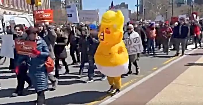 Pancartas con las consignas en las que los manifestantes expresaron la preocupación que los llevó a marchar, globos y disfraces se vieron durante No Kings Day 3. Un alegre baby Trump se vio pasar rumbo al Museo de Arte de Filadelfia.