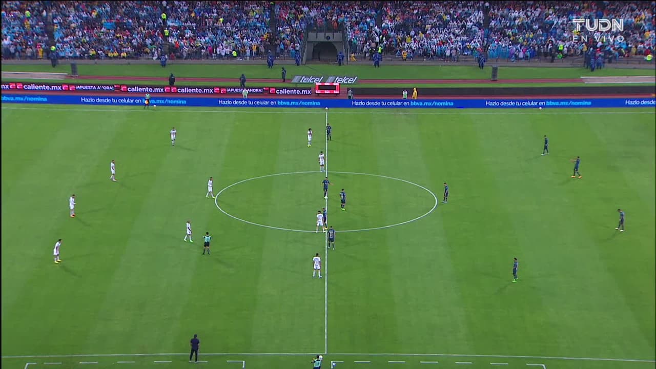 Arranca el partido y la pelota está en juego.