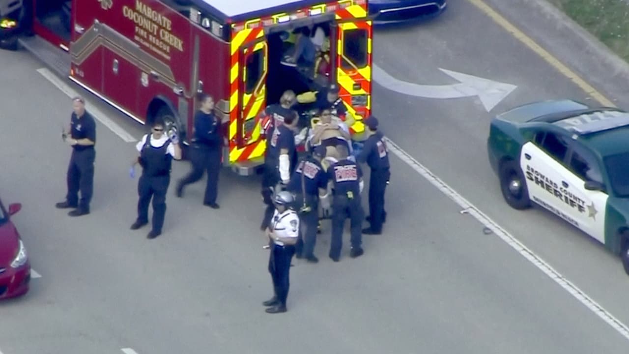 Varias ambulancias alrededor de la escuela.