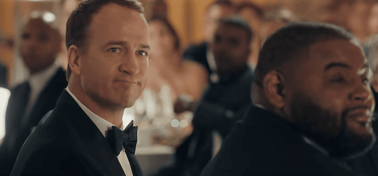 Aquí aparecen Peyton Manning (izq) y Orlando Pace, ambos ya retirados. El comercial duró dos minutos, dicho sea de paso.