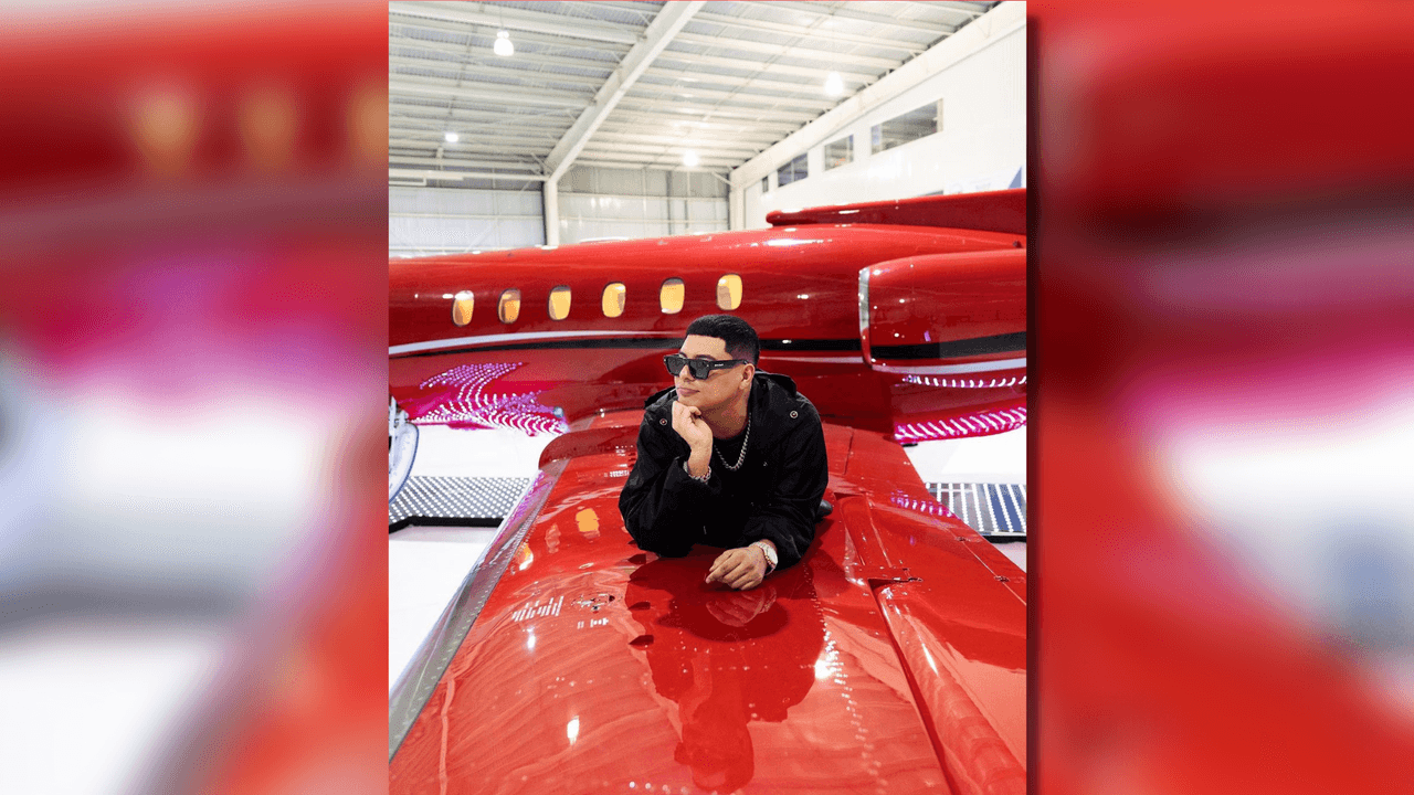 También lleva las iniciales XA, que usan los aviones de servicio al público de transporte aéreo, y las iniciales CAZ, que serían las de su apellido, Cazares.