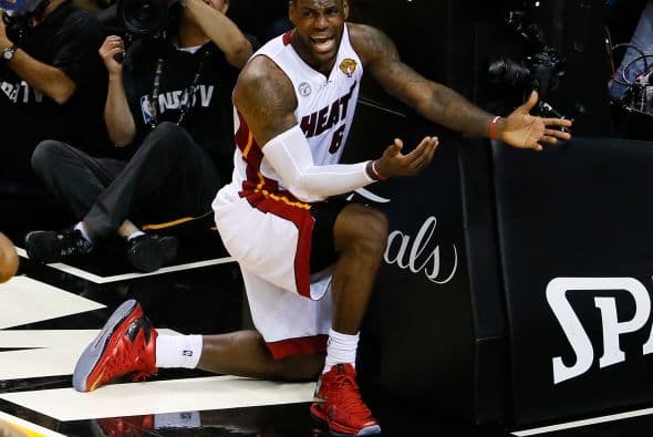 Habrá séptimo juego entre los Spurs y los Heat (30 fotos) ¡Locura total! Un juego electrizante, inolvidable, donde ambos equipos dieron una demostración inolvidable en el American Airlines Arena, manteniendo en vilo a los fanáticos en San Antonio y en Miami, primero durante los 48 minutos regulares y después en los 5 minutos de OT. .Tim Duncan, con una clásica demostración durante todo el partido, anotó más tantos en la primera mitad que la combinación de los 3 de Miami, Wade-James-Bosh 25/21, facilitando que los Spurs dominaran al Heat hasta comenzar el cuarto período, cuando Miami llevo a cabo un cambio de jugadores. Cuando solo faltaban 5 segundos para coronarse campeones los San Antonio Spurs, el incomparable Ray Allen empató el partido con un tiro de 3 puntos, forzando el OT. Con 1:43 en el reloj, LeBron James (triple/doble, 32 puntos, 11 asistencias y 10 rebotes) encaramó al Heat 101-100, y al concluir el OT, de nuevo Allen realizó una formidable jugada defensiva, dando dos puntos más al Heat, que terminó, a pesar de los umpires y para desconcierto de los comentaristas que daban el cetro a San Antonio, 103-101 sobre los Spurs. .