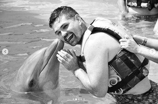 La feliz familia nadó con delfines en un parque acuático.