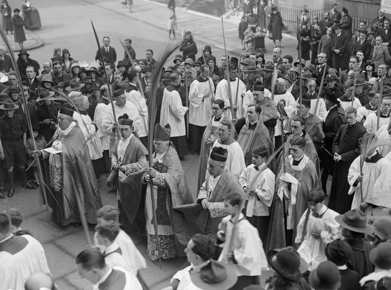 Las personas también pueden poner las palmas sagradas sobre crucifijos, imágenes sagradas o los cuadros de motivo religioso en su hogar, oficina o cualquier otro recinto, manteniéndolos ahí todo el año, hasta la siguiente Cuaresma.