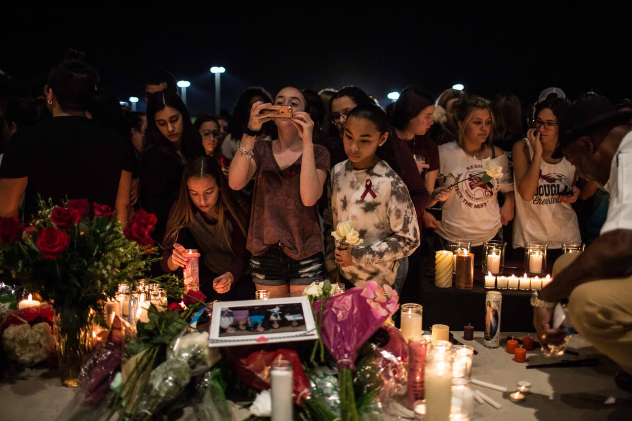 La mayoría de estudiantes se reunían con compañeros de clase, amigos y colegas de deporte en pequeños grupos. Otros compartían la vigilia con sus familiares, quienes no querían dejar a los menores solos en momentos tan amargos. También fueron al parque vecinos y exalumnos de la escuela secundaria.