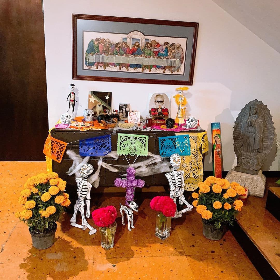 Días antes, la conductora había puesto una ofrenda dedicada a su "muñeca". "Cada año disfrutabas poner el altar y seguir nuestras tradiciones... Ahora me tocó solo a mí y también en tu honor muñeca. Te extraño cada día, como si fuera el primer día sin ti", se lee.