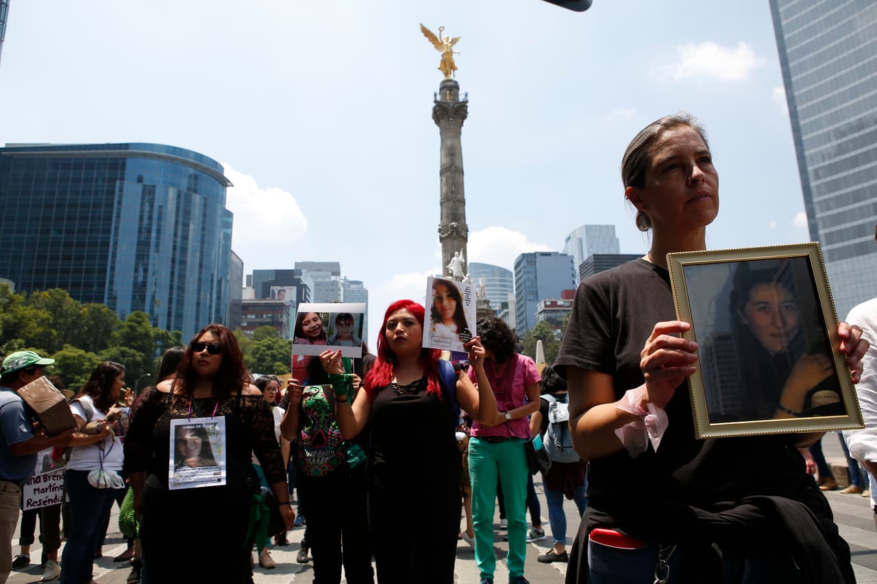 “Es un estado impune que no garantiza derechos de las mujeres, mucho menos las víctimas”, dijo María de la Luz Estrada, coordinadora del Observatorio Ciudadano Nacional del Feminicidio, y una de las organizadoras de la marcha. En promedio, señaló Estrada, 10 mujeres son asesinadas a diario en México, con frecuencia luego de sufrir una agresión sexual. Por lo menos otras 9.000 han desaparecido en los últimos años. A las estadísticas les falta precisión porque sólo alrededor de uno de cada 10 delitos en México es denunciado. Solamente el 10% de los casos penales totales derivan en sentencias de cárcel, y en lo que respecta a las violaciones, sólo el 2% de los agresores pasan tiempo en prisión.
<br>
