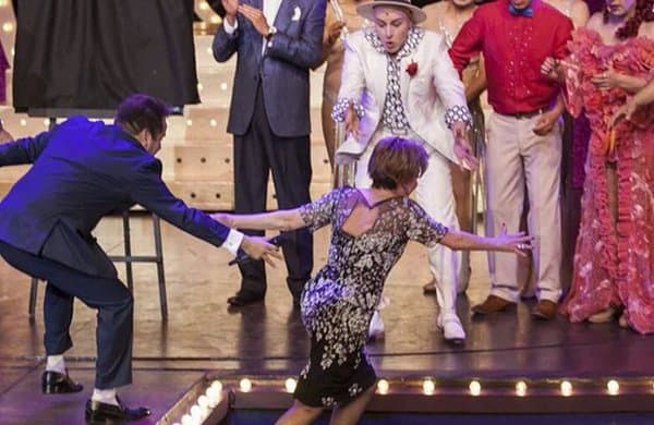 Estaba lista para develar la placa de obra de teatro "La jaula de las locas" en la Ciudad de México cuando cayó al foso de los músicos.