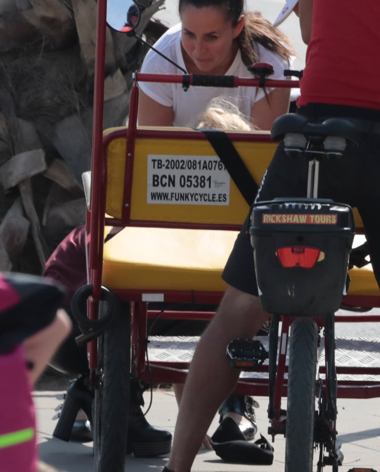 Shakira, con pantalones de cuero en la primera de Barcelona, y una gorra que dice "I love Barcelona".