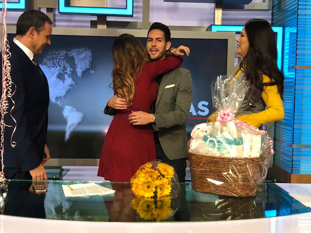 Las sorpresas continuaron, el esposo de Carolina llegó para acompañarla en este momento especial.