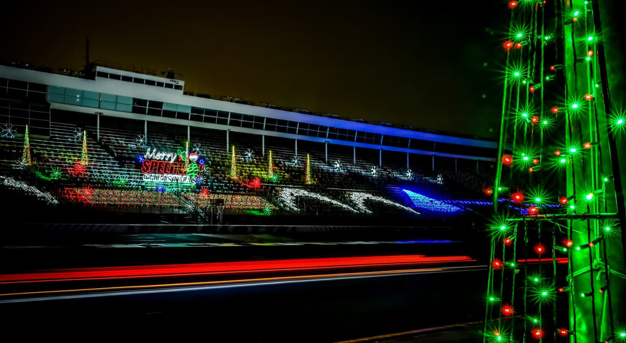 <b>Speedway Christmas</b>
<br>
<b>Fechas</b>: 17 de noviembre al 7 de enero
<br>
<b>Lugar</b>: 5555 Concord Pkwy S, Concord, NC
<br>
<b>Sitio web</b>: 
<a href="https://www.charlottemotorspeedway.com/events/speedway-christmas/">https://www.charlottemotorspeedway.com/events/speedway-christmas/</a> 
<br>
<br>Esta larga tradición ilumina el Charlotte Motor Speedway con más de 4 millones de luces en un recorrido de 3.75 millas que incorpora música si sintonizas la estación de radio navideña local.