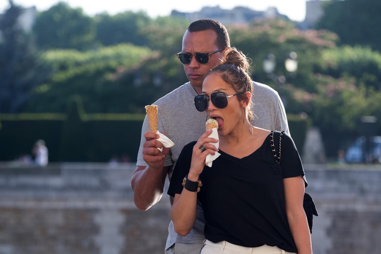 Alex Rodríguez, tenemos un problema. Miren cómo empieza a deslizarse el helado por el cono... y lo próximo será su mano.