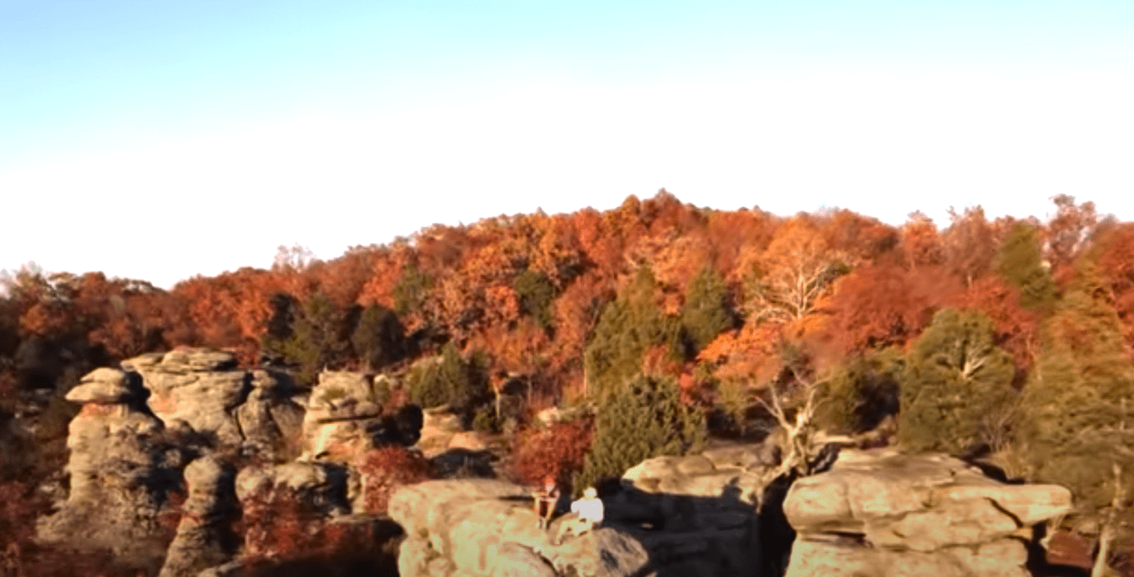 Garden of the Gods. Si buscas vistas espectaculares con una corta caminata entre algunas de las formaciones rocosas más singulares de Estados Unidos? No busques más pues este sitio en el sur de Illinois lo ofrece, junto a los colores de otoño.
