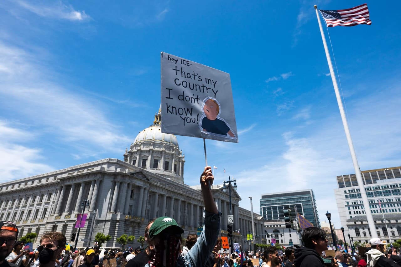 El desfile militar en Washington D.C., coincidente con el 250 aniversario del Ejército y el cumpleaños de Trump, fue calificado por los manifestantes como un 
<b>“acto de propaganda dictatorial”.</b>