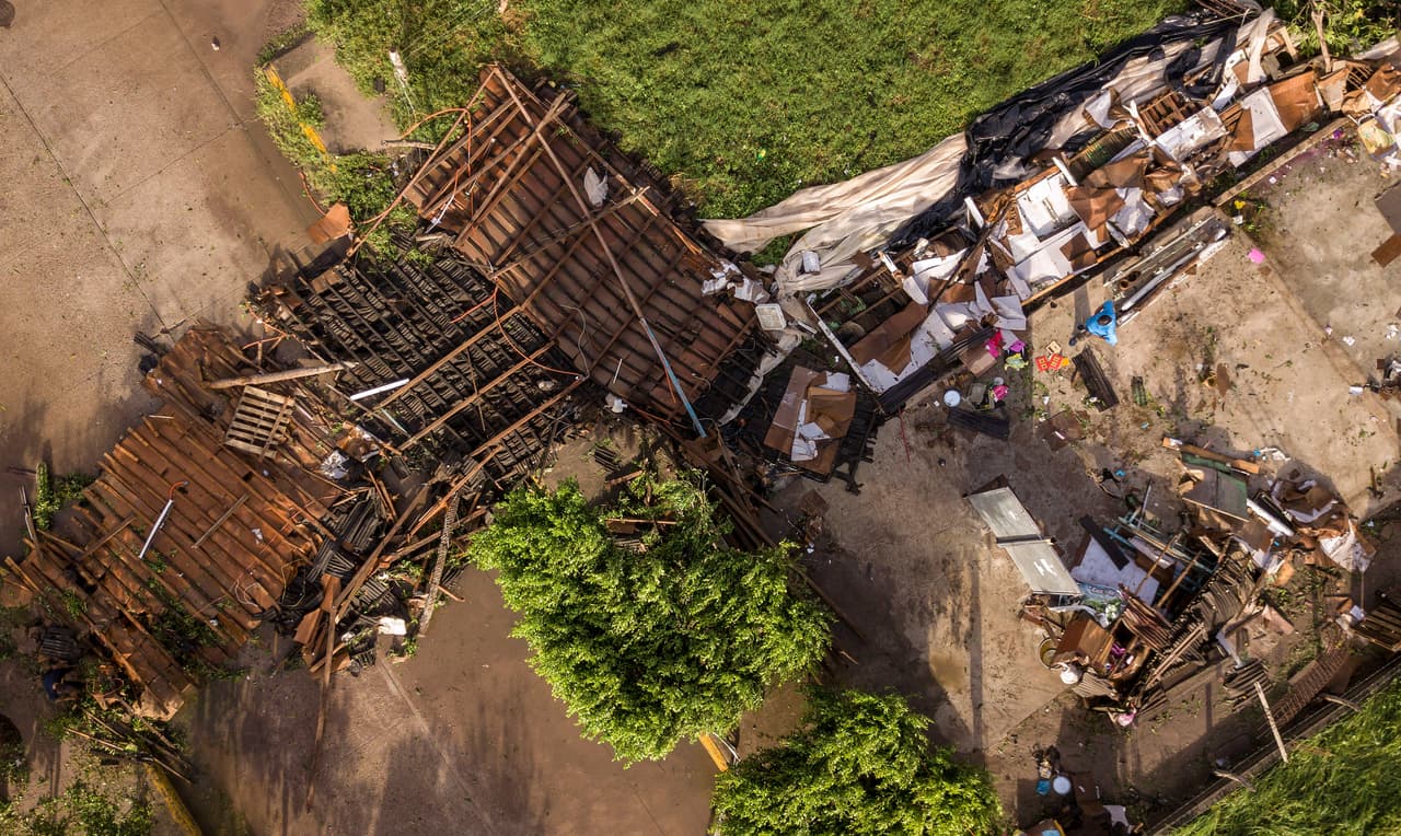Los fuertes vientos del huracán Willa dejaron cortes de energía eléctrica y derribaron postes y árboles. Hasta ahora las autoridades no han reportado víctimas mortales. En la fotografía una iglesia derribada por las rafagas de Willa en Escuinapa, Sinaloa, a poca distancia del sitio donde el fenómeno tocó tierra.