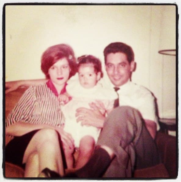 Giselle Blondet nació el día 9 de enero del año 1966. Aquí la vemos con su mamá doña Alba y su papá.