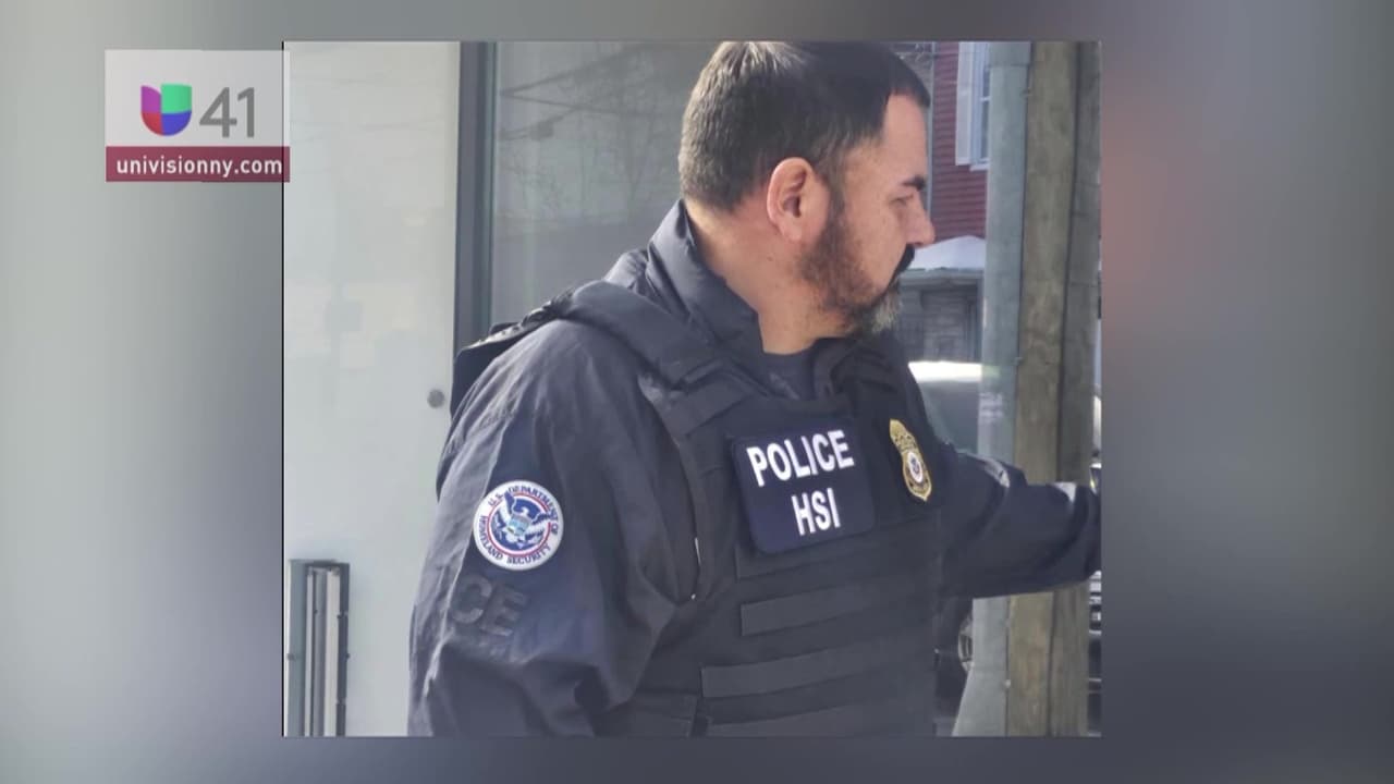 Mientras algunos lograron escapar, otros quedaron atrapados en el interior del edificio, donde los
<b>agentes hicieron una revisión de sus documentos.</b>