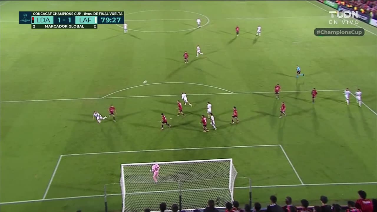 ¿Era penal? Choinière cae en el área pero el Gato Ortiz no señala nada