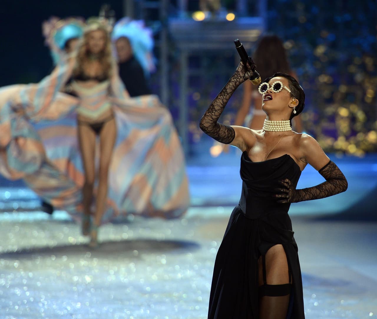 Además de Rihanna, otras cantantes han amenizado esta velada llena de sensualidad y lencería.