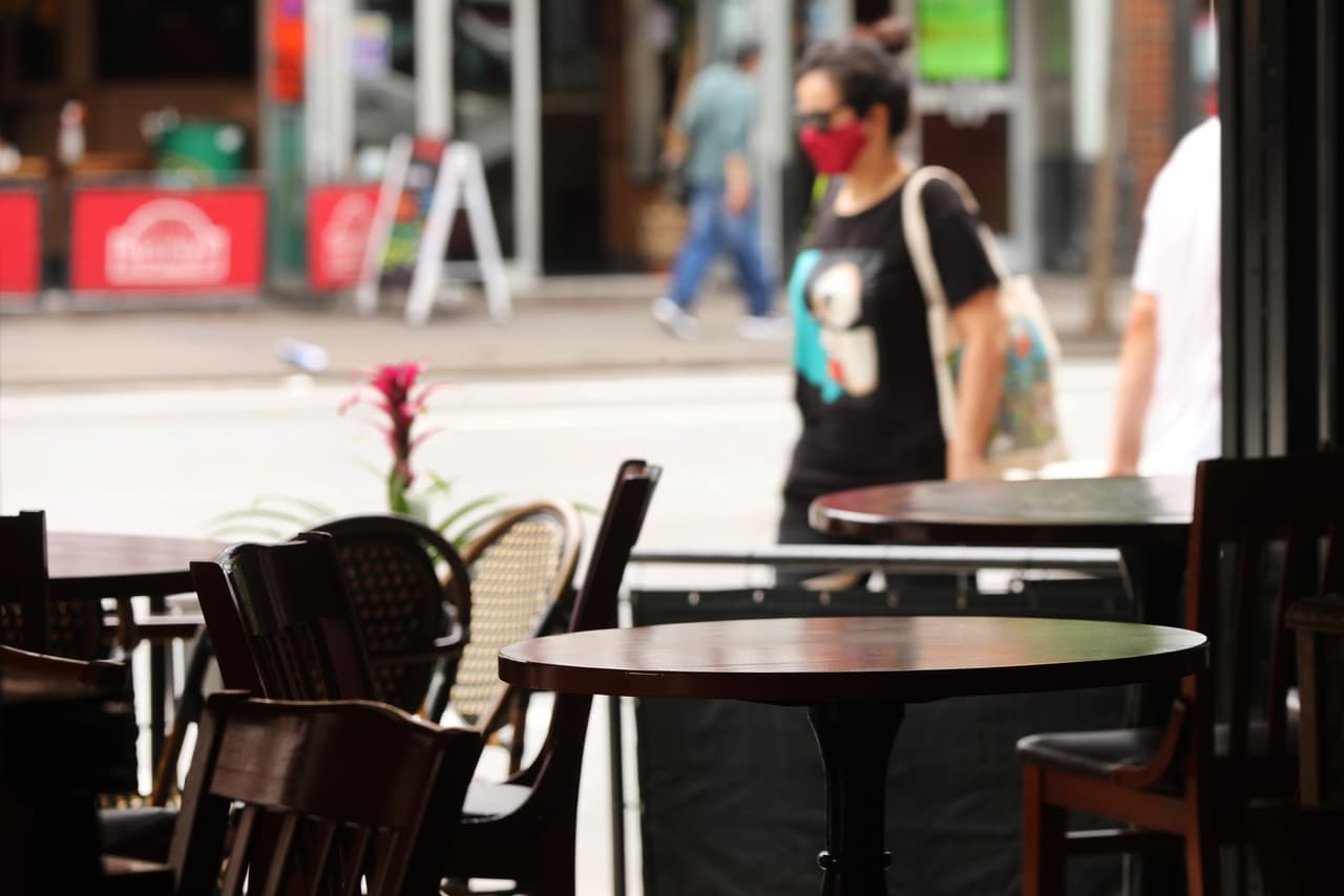 La gente camina por Manhattan mientras NYC se prepara para entrar en la etapa 2 de reapertura el lunes 18 de junio. En esta fase, se permitirá comer al aire libre aunque se espera que los restaurantes mantengan el distanciamiento social.