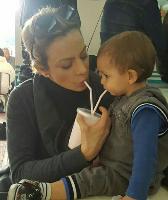 Ha podido disfrutar cada una de las etapas de su bebé, y ahora que está en los foros de grabación de 'Caer en tentación' sigue cuidándolo, ya que el pequeño la acompaña a los foros de grabaciones para pasar más tiempo con él.