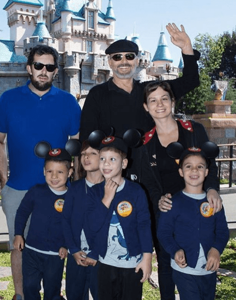 En septiembre de ese mismo año, el cantante español de 63 años se vio obligado a mostrar los rostros de sus cuatro hijos, ya que su cuenta de correo había sido hackeada y estaba siendo chantajeado para no publicar esta imagen.