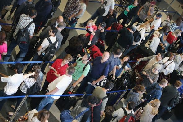 Un hombre que intentó incendiarse en el sótano del centro de control de tráfico aéreo en Aurora provocó la suspensión de operaciones en O'Hare y Midway. 