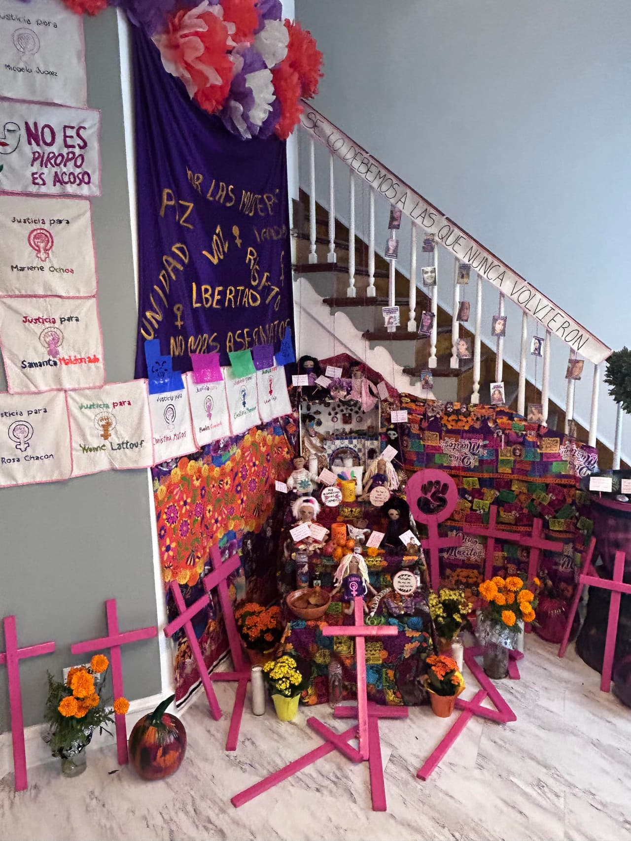 El altar del día de muertos tenía cruces por las mujeres que han sido vícitmas mortales. Línea Nacional Contra la Violencia Doméstica (1-800-799-7233)