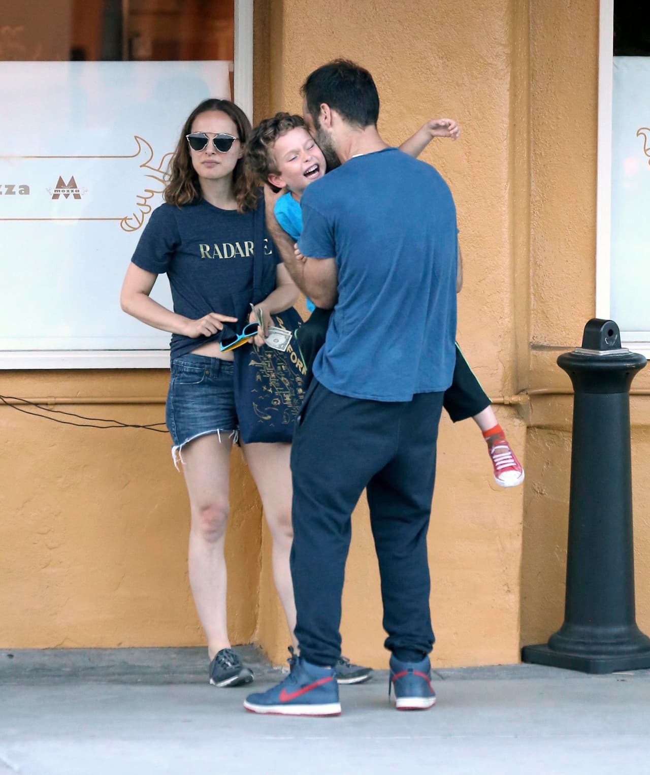 Aleph no paraba de reír con las travesuras de su papi.