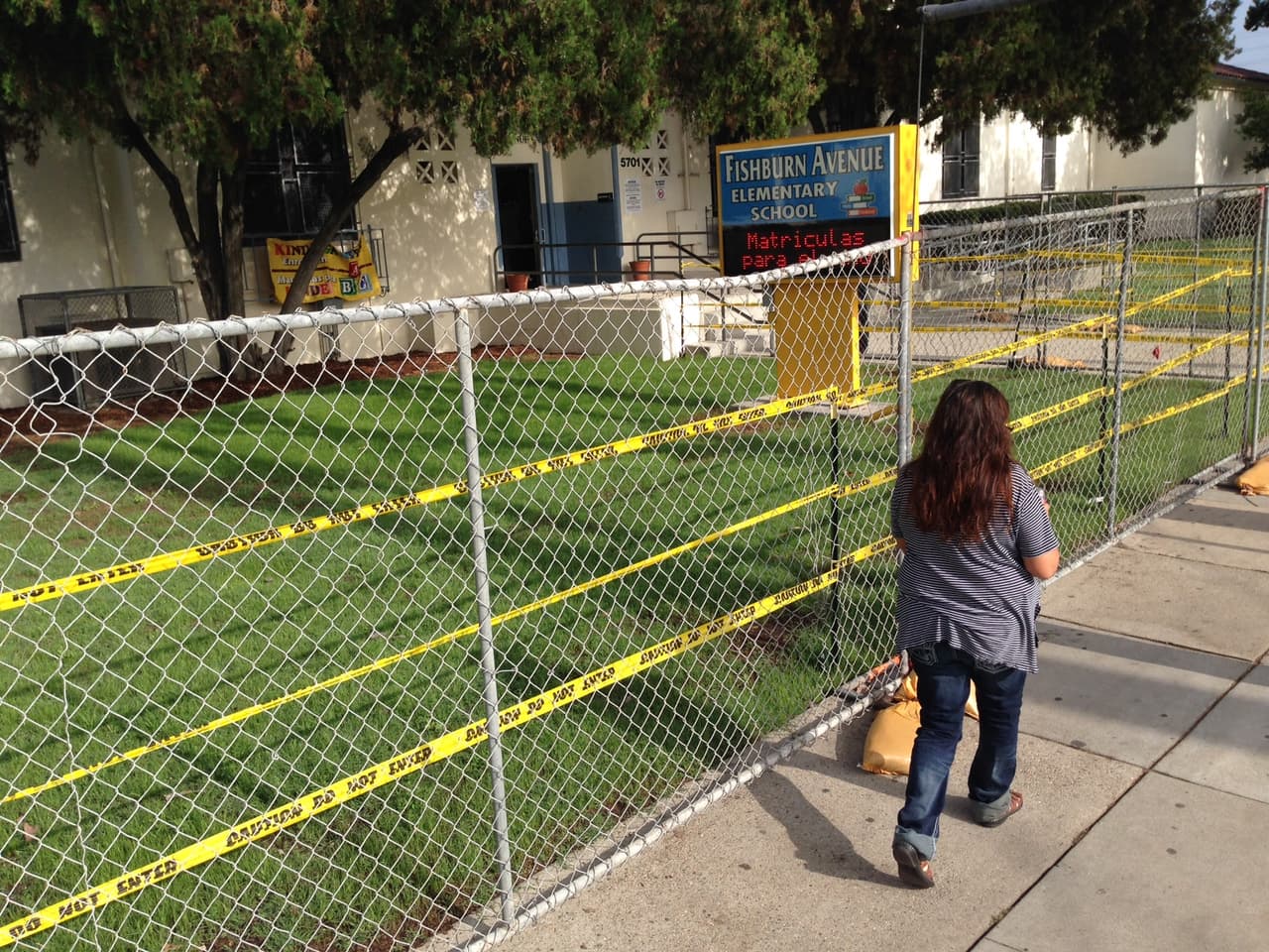 Padres de familia exigen respuestas por altos niveles de plomo en tres escuelas en Los Ángeles